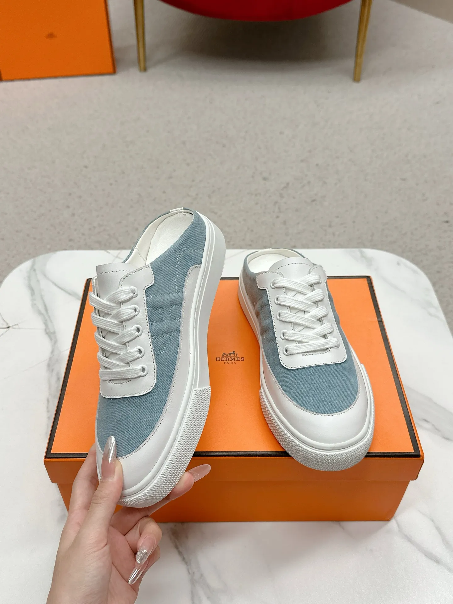👟👟Ex-factory price 580👟👟 Men's size +10 [HERMES] H-lace slip-on sneakers, sneakers with empty back, white shoes, casual slippers and half-drags. 👉The craftsmanship is exquisite, and new products are released at the counter at the same time. Every detail of the shoes is made with special care, which is quite eye-catching. The elegant splicing elements highlight the good temperament! 🔻Fashionable fly woven lace-up method adds a casual atmosphere and exquisite lines, which can better reflect the family-style design language and intersperse exquisite lines. ✨✨The upper is made of imported cow suede/imported canvas, the lining is made of imported mixed sheepskin, and the original custom-made rubber outsole. 🐎Size: 35-40 for women, 39-44 for men (41 for women, 45 for men, can be customized, non-refundable)